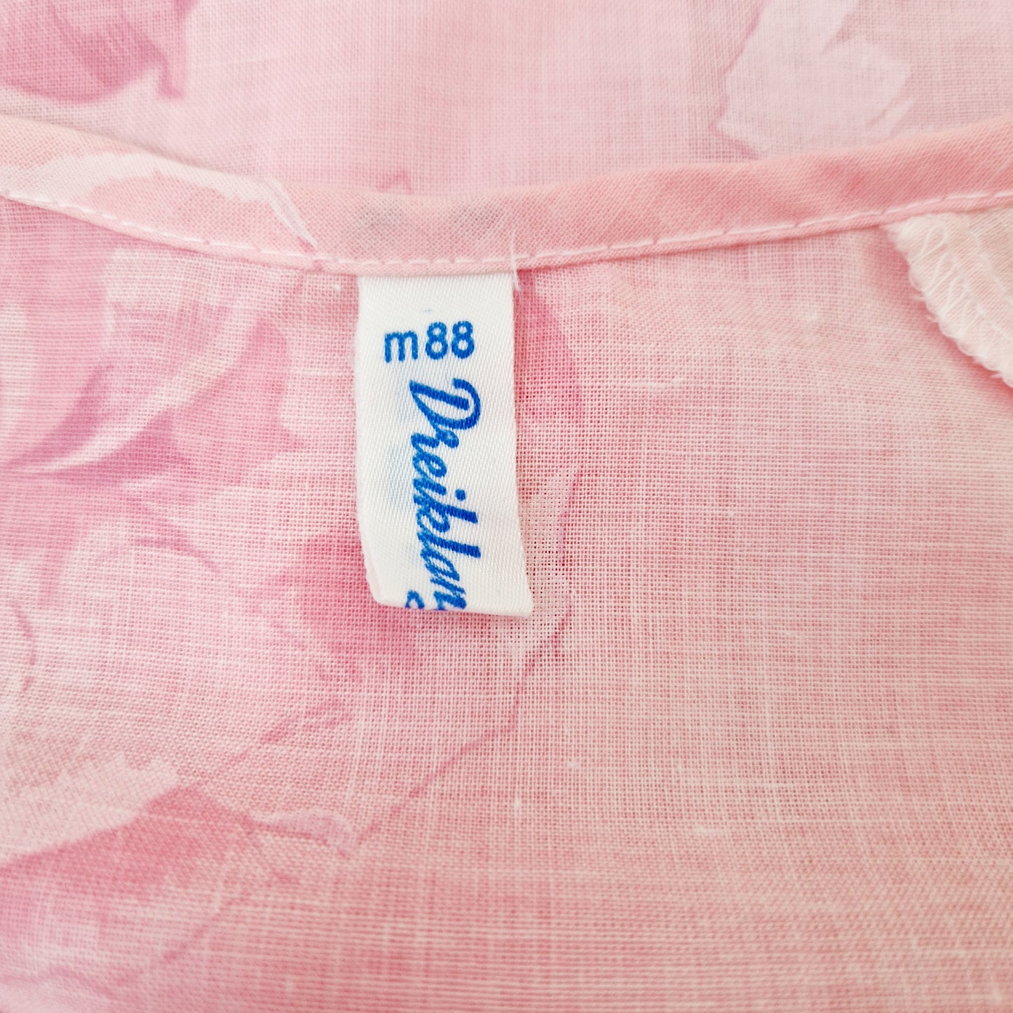 Einzigartige und nachhaltige Vintage Bluse in rosa-pink mit Blumen. Unique and sustainable vintage blouse in pink with flowers. Tag.