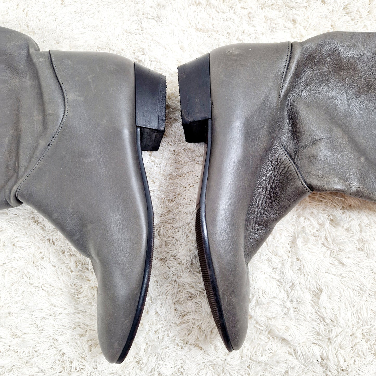 Einzigartige und nachhaltige Vintage Leder Boots in grau. Unique and sustainable vintage leather boots in grey. Heel.