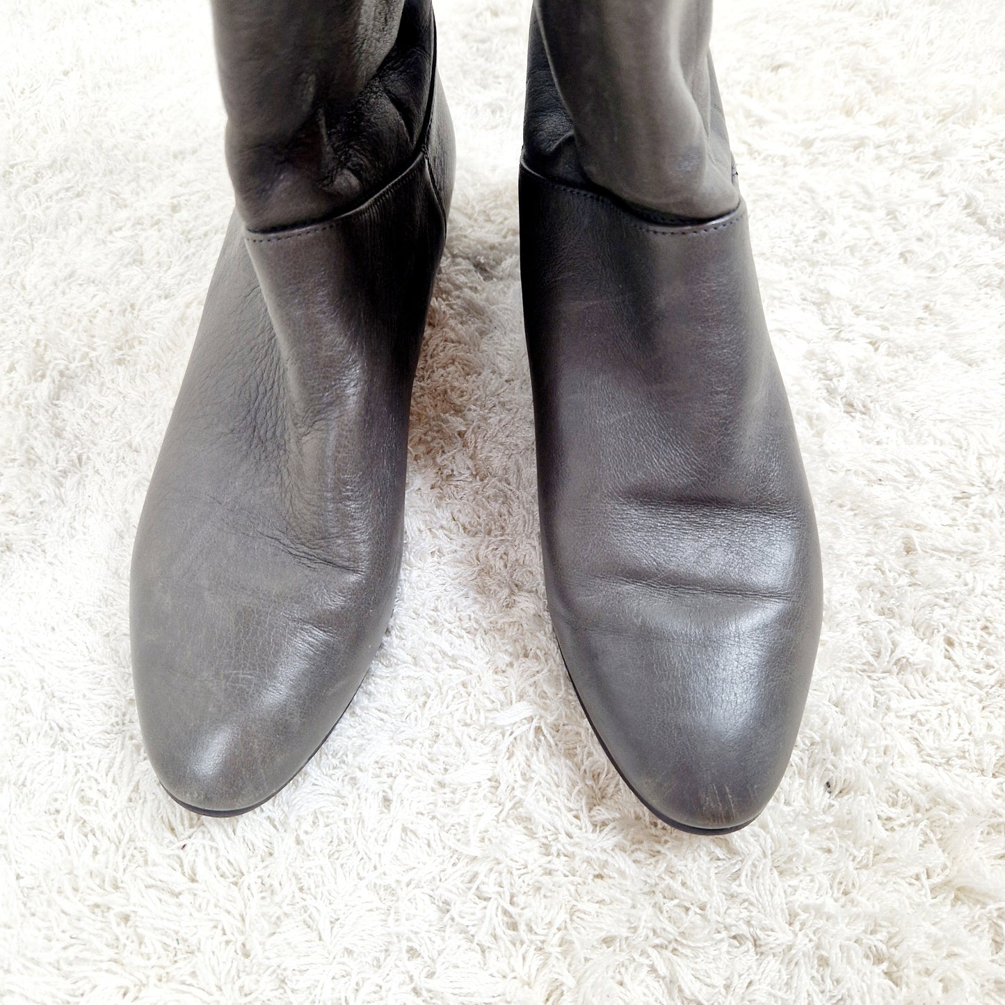 Einzigartige und nachhaltige Vintage Leder Boots in grau. Unique and sustainable vintage leather boots in grey. Front.