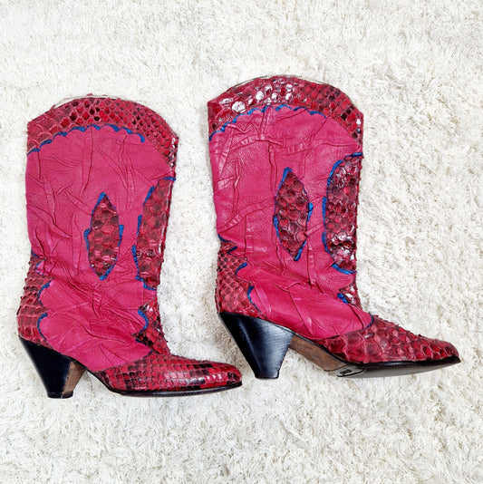 Einzigartige und nachhaltige Vintage Stiefel in weinrot mit Schlangenprint. Unique and sustainable vintage boots in red with snake print. Side 2.