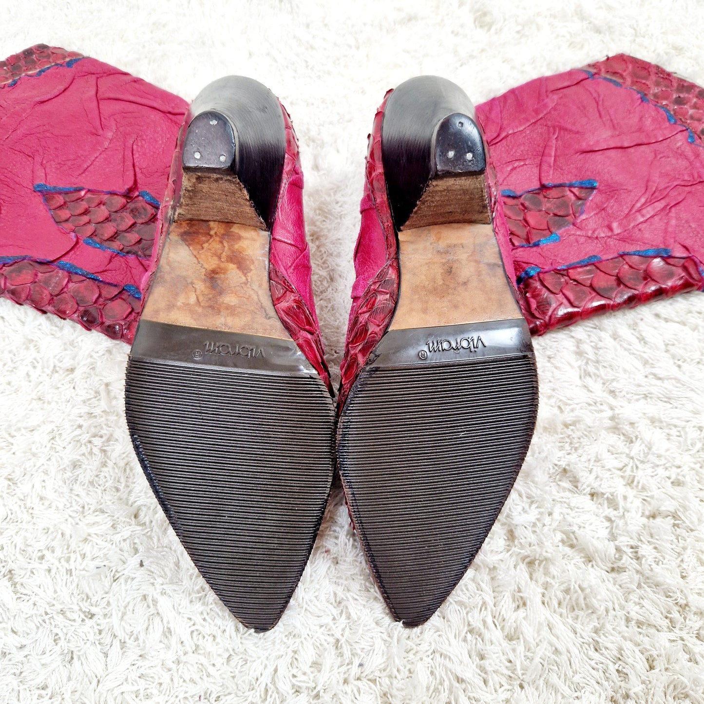 Einzigartige und nachhaltige Vintage Stiefel in weinrot mit Schlangenprint. Unique and sustainable vintage boots in red with snake print. Soles.