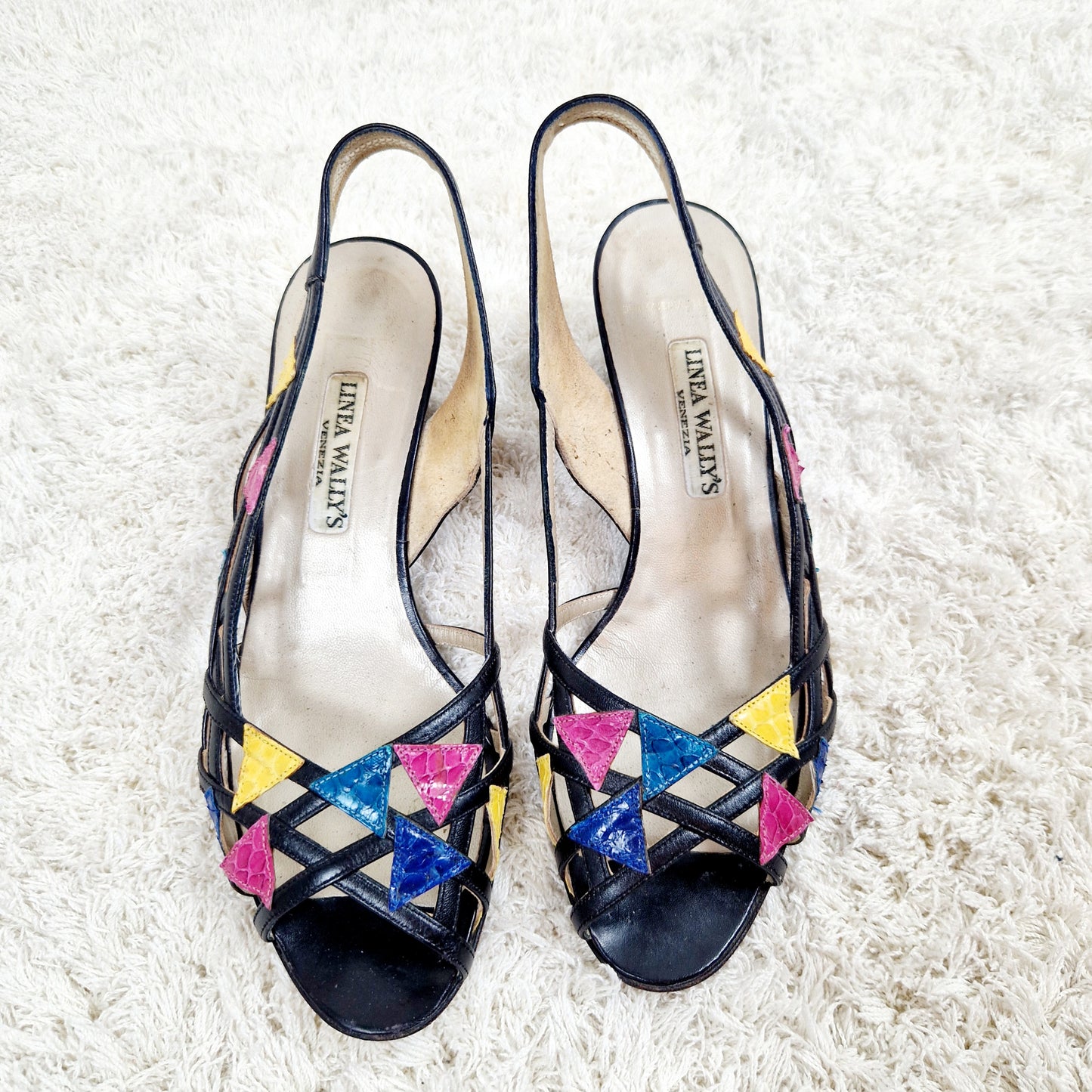 Einzigartige und nachhaltige Vintage Slingbacks mit Dreiecken. Unique and susustainable vintage slingbacks with triangles. Front.