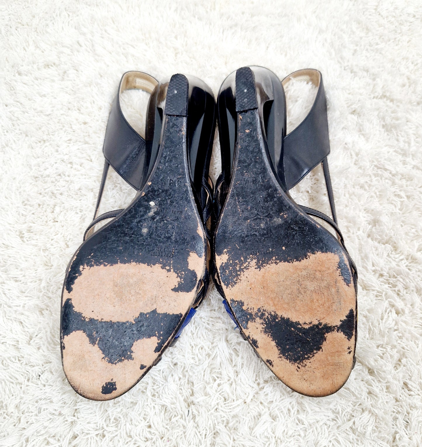 Einzigartige und nachhaltige Vintage Slingbacks mit Dreiecken. Unique and susustainable vintage slingbacks with triangles. Back.