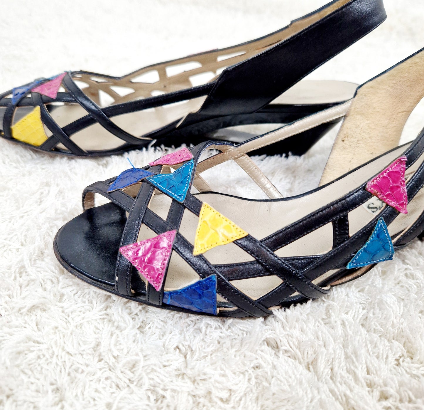 Einzigartige und nachhaltige Vintage Slingbacks mit Dreiecken. Unique and susustainable vintage slingbacks with triangles. Side 2.
