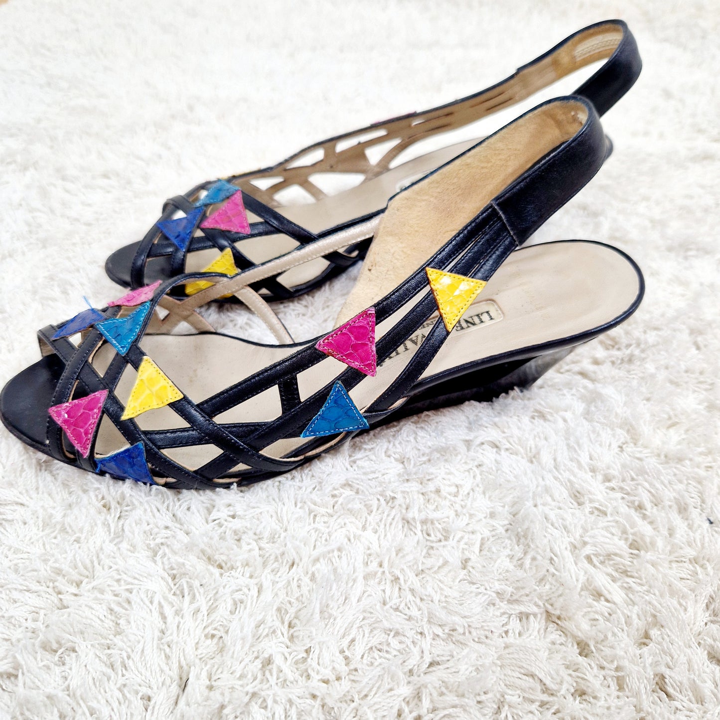 Einzigartige und nachhaltige Vintage Slingbacks mit Dreiecken. Unique and susustainable vintage slingbacks with triangles. Side 3.