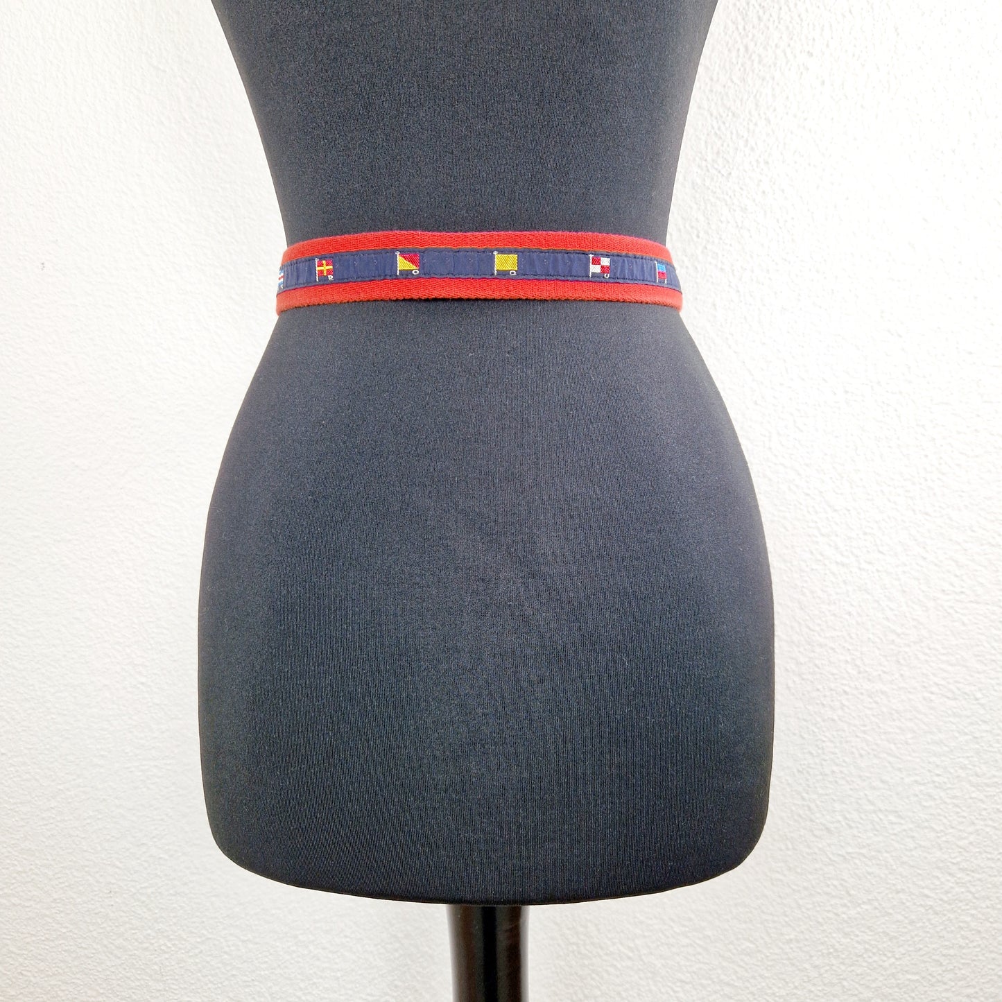 Einzigartiger und nachhaltiger Vintage Gürtel in rot-blau mit Fahnen. Unique and sustainable vintage belt in red-blue with flags. Back.