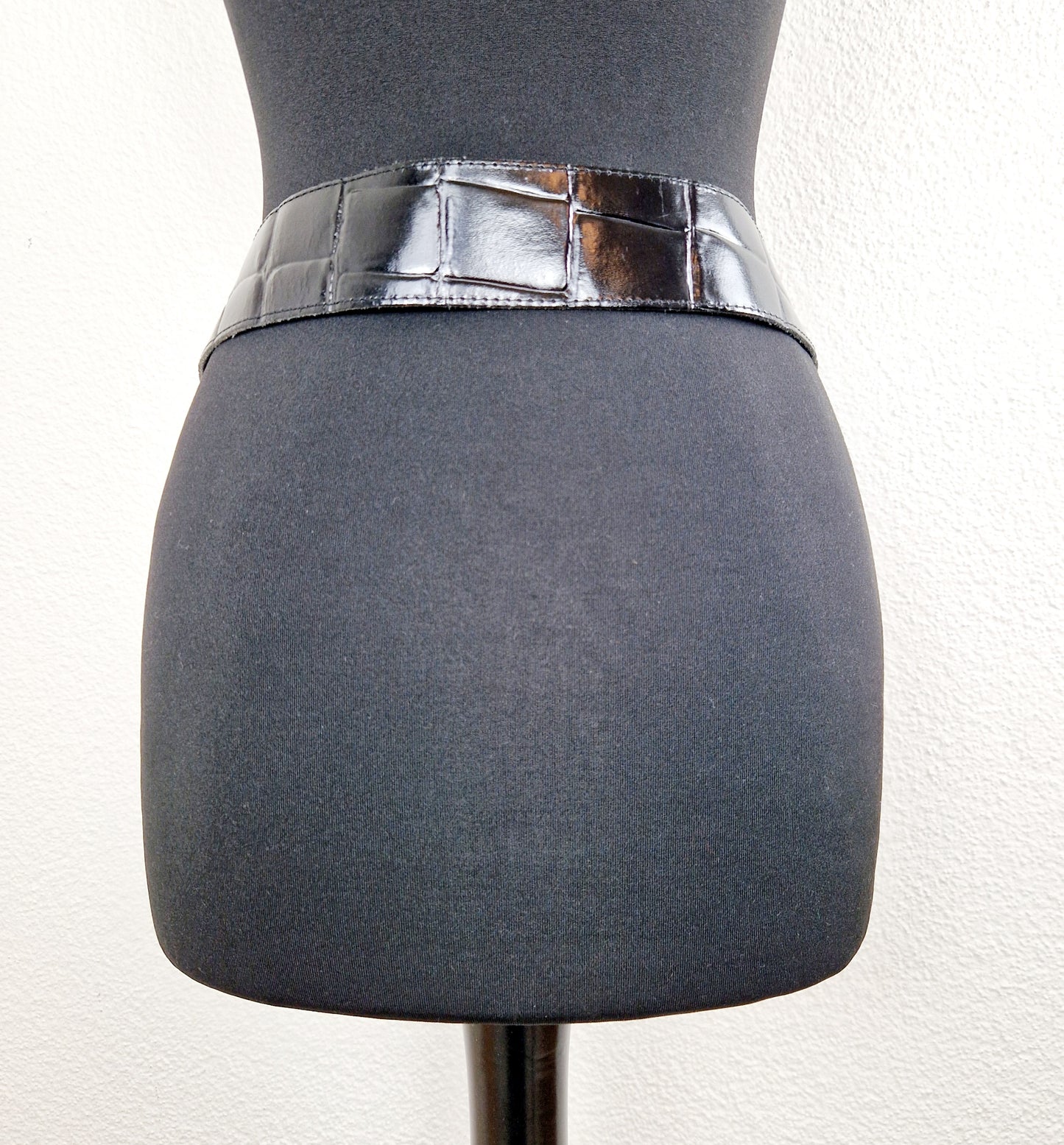 Einzigartiger und nachhaltiger Vintage Gürtel in schwarz mit Blatt. Unique and sustainable vintage belt in black with leave. Back.