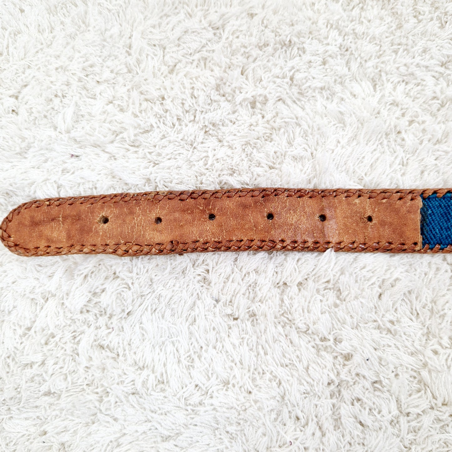 Einzigartiger und nachhaltiger bunter Vintage Gürtel aus Guatemala. Unique and sustainable and colorful vintage belt from Guatemala. Holes.