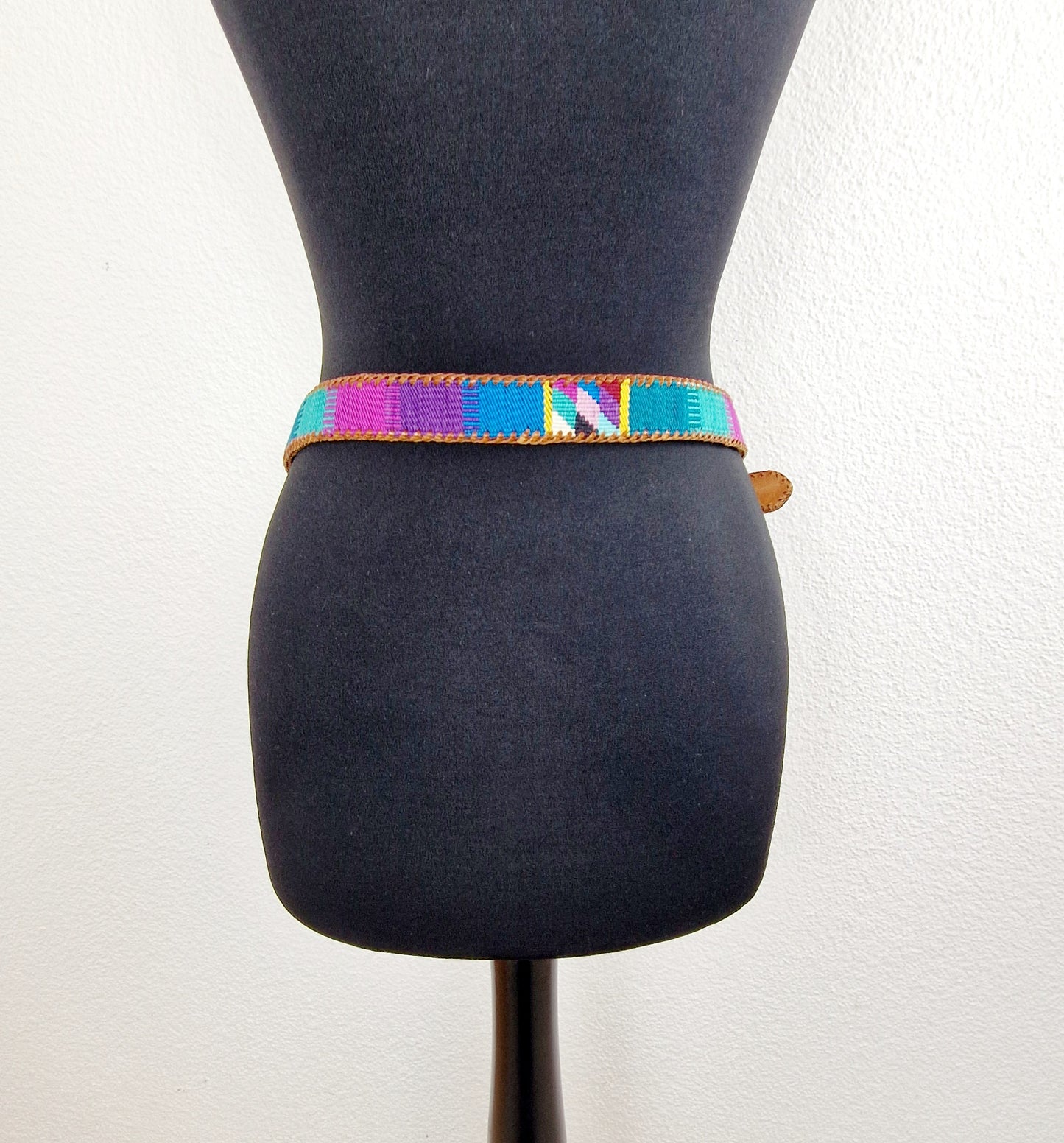 Einzigartiger und nachhaltiger bunter Vintage Gürtel aus Guatemala. Unique and sustainable and colorful vintage belt from Guatemala. Back.