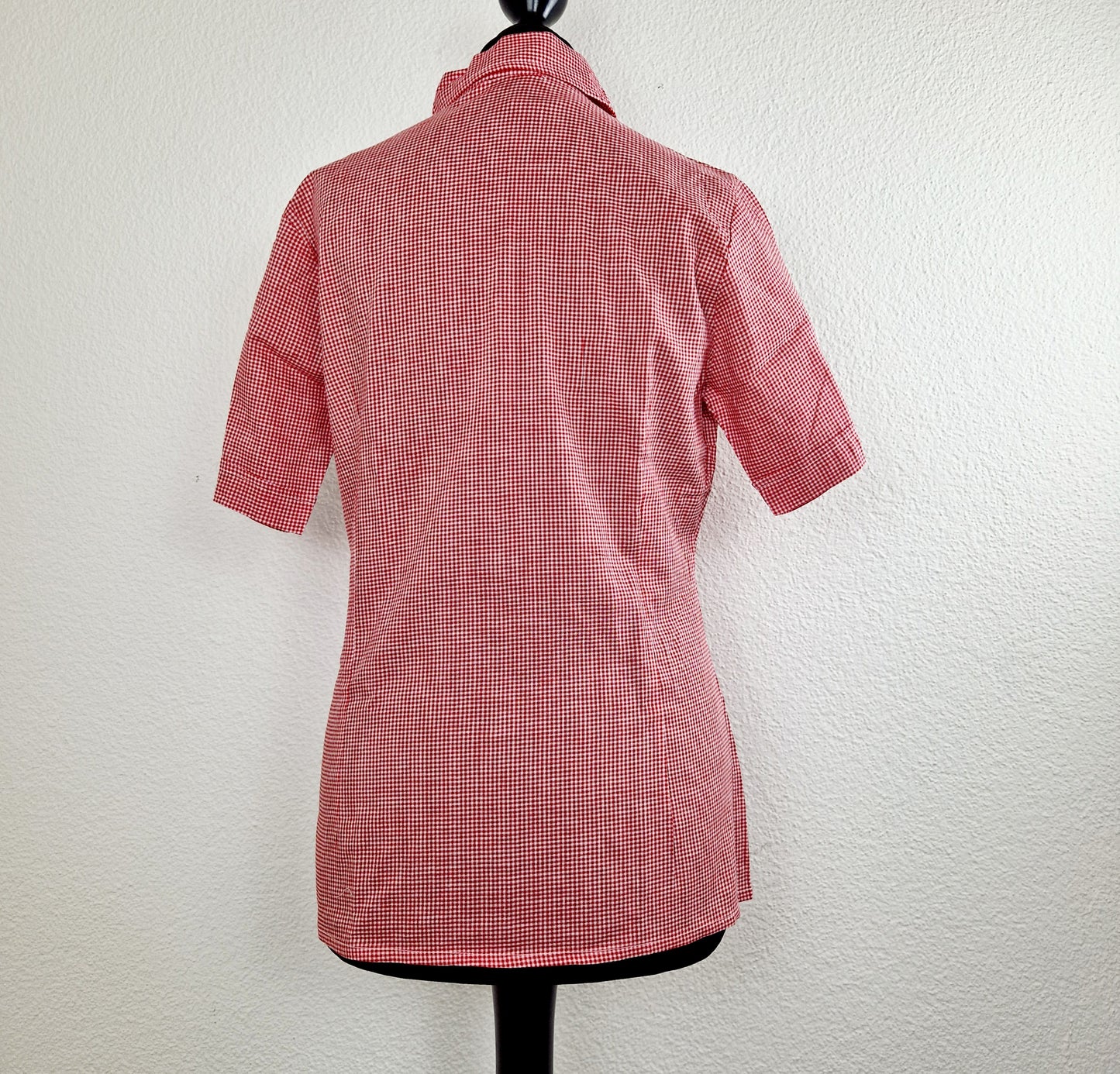 Einzigartige und nachhaltige Vintage Bluse, Kurzarm, rot-weiss, kariert. Unique and sustainable vintage blouse, short sleeves, checked. Back.