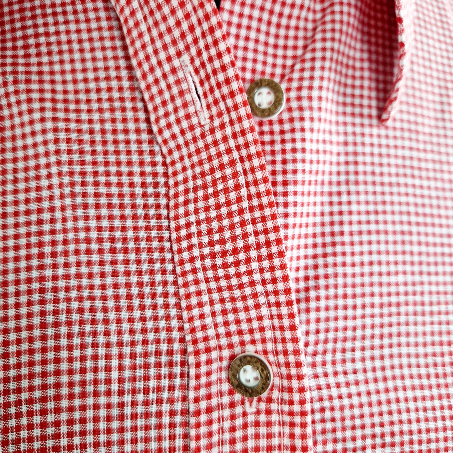 Einzigartige und nachhaltige Vintage Bluse, Kurzarm, rot-weiss, kariert. Unique and sustainable vintage blouse, short sleeves, checked. Close-up.