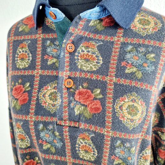 Einzigartiges und nachhaltiges Vintage Langarm Polo in dunkelblau mit Rosen. Unique and sustainable vintage longsleeve polo shirt in dark blue with roses. Close-up.