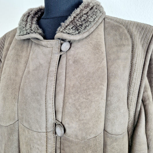 Einzigartiger und nachhaltiger Vintage Leder Mantel in khaki. Unique and sustainable vintage leather coat in khaki. Front.