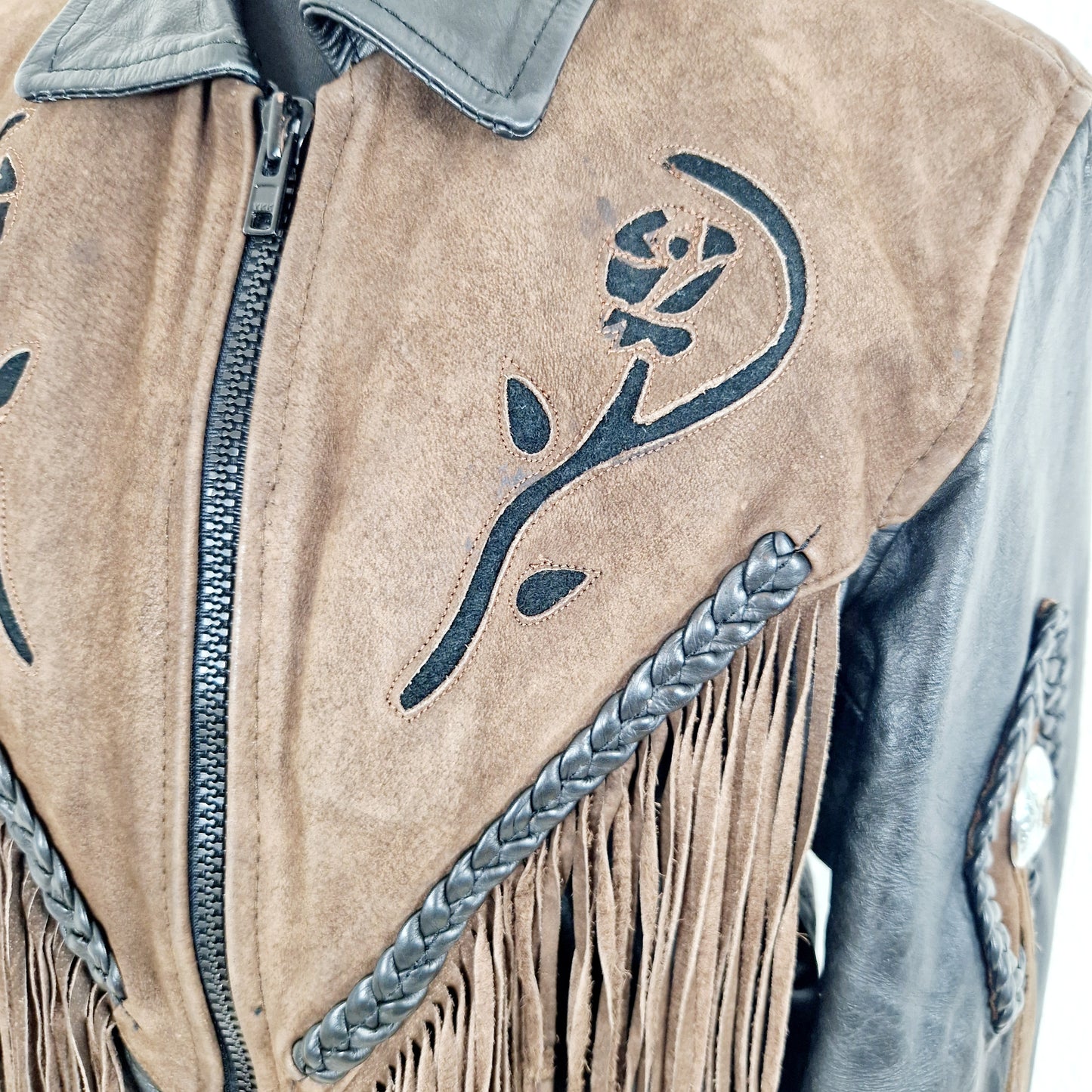 Einzigartige und nachhaltige Vintage Lederjacke mit Fransen und Rosen. Unique and sustainable vintage leather jacket with fringe and roses. Close-up.