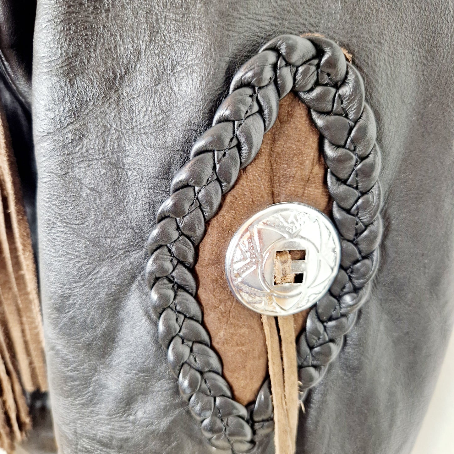 Einzigartige und nachhaltige Vintage Lederjacke mit Fransen und Rosen. Unique and sustainable vintage leather jacket with fringe and roses. Close-up.