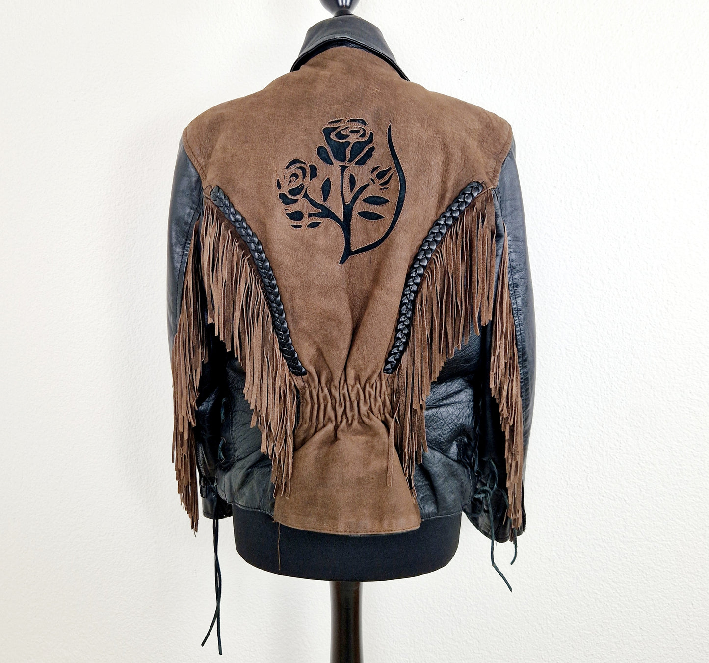 Einzigartige und nachhaltige Vintage Lederjacke mit Fransen und Rosen. Unique and sustainable vintage leather jacket with fringe and roses. Back.