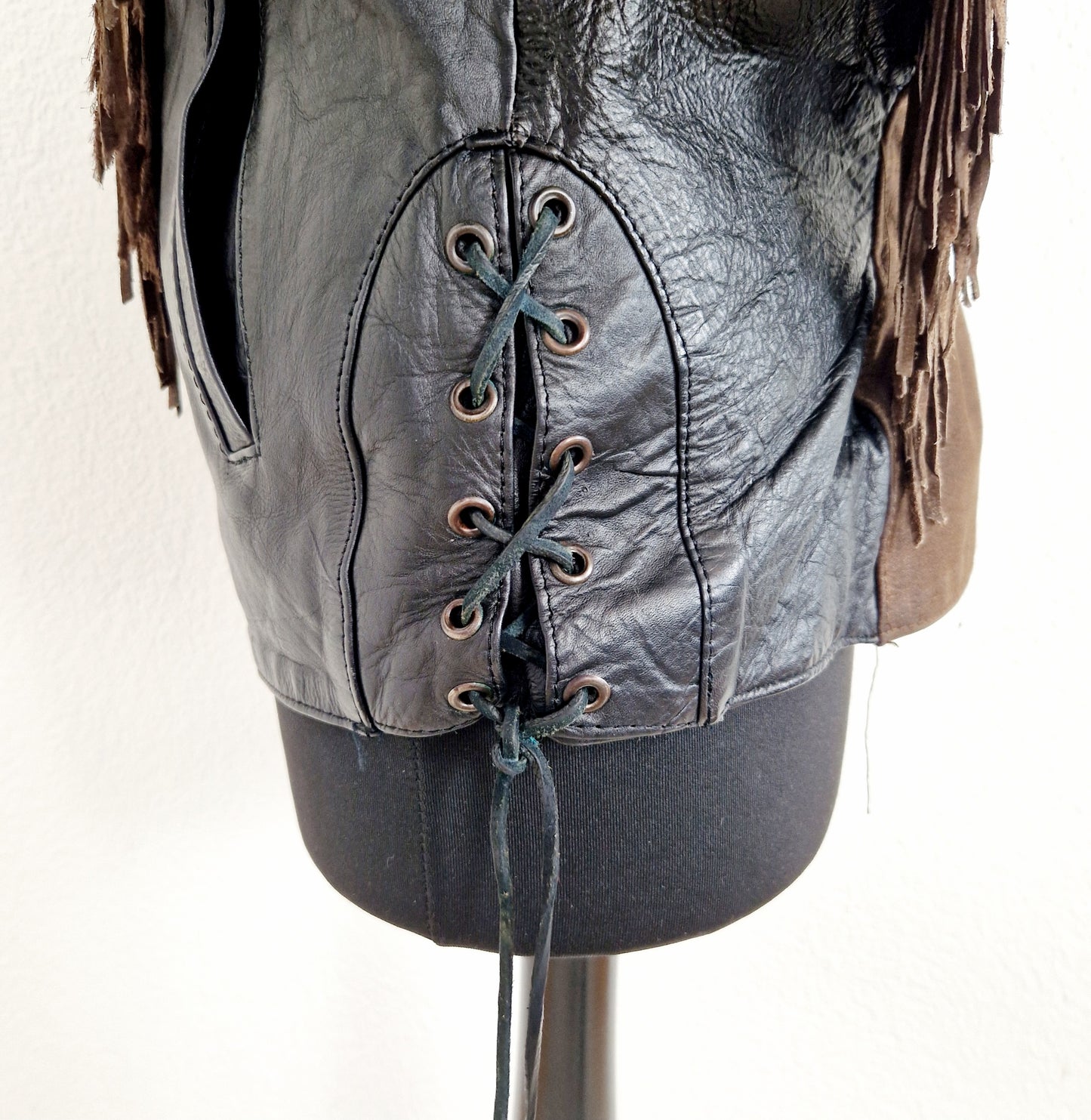 Einzigartige und nachhaltige Vintage Lederjacke mit Fransen und Rosen. Unique and sustainable vintage leather jacket with fringe and roses. Close-up 2.