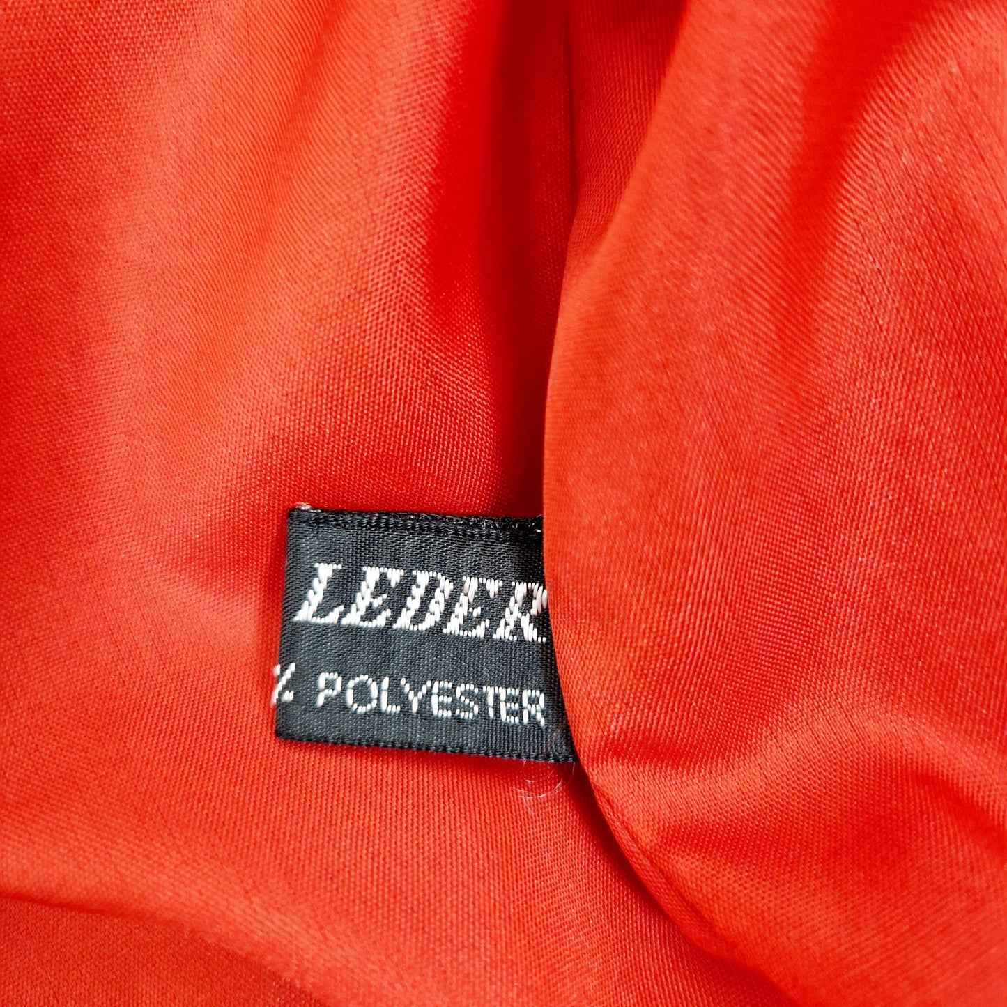 Einzigartige und nachhaltige Vintage Lederjacke in rot und Kurzarm. Unique and sustainable vintage leather jacket in red and shortsleeved. Tag.