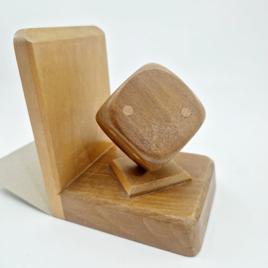 Einzigartige und nachhaltige Vintage Buchstützen, Würfel. Unique and sustainable vintage bookends, dies. Close-up.