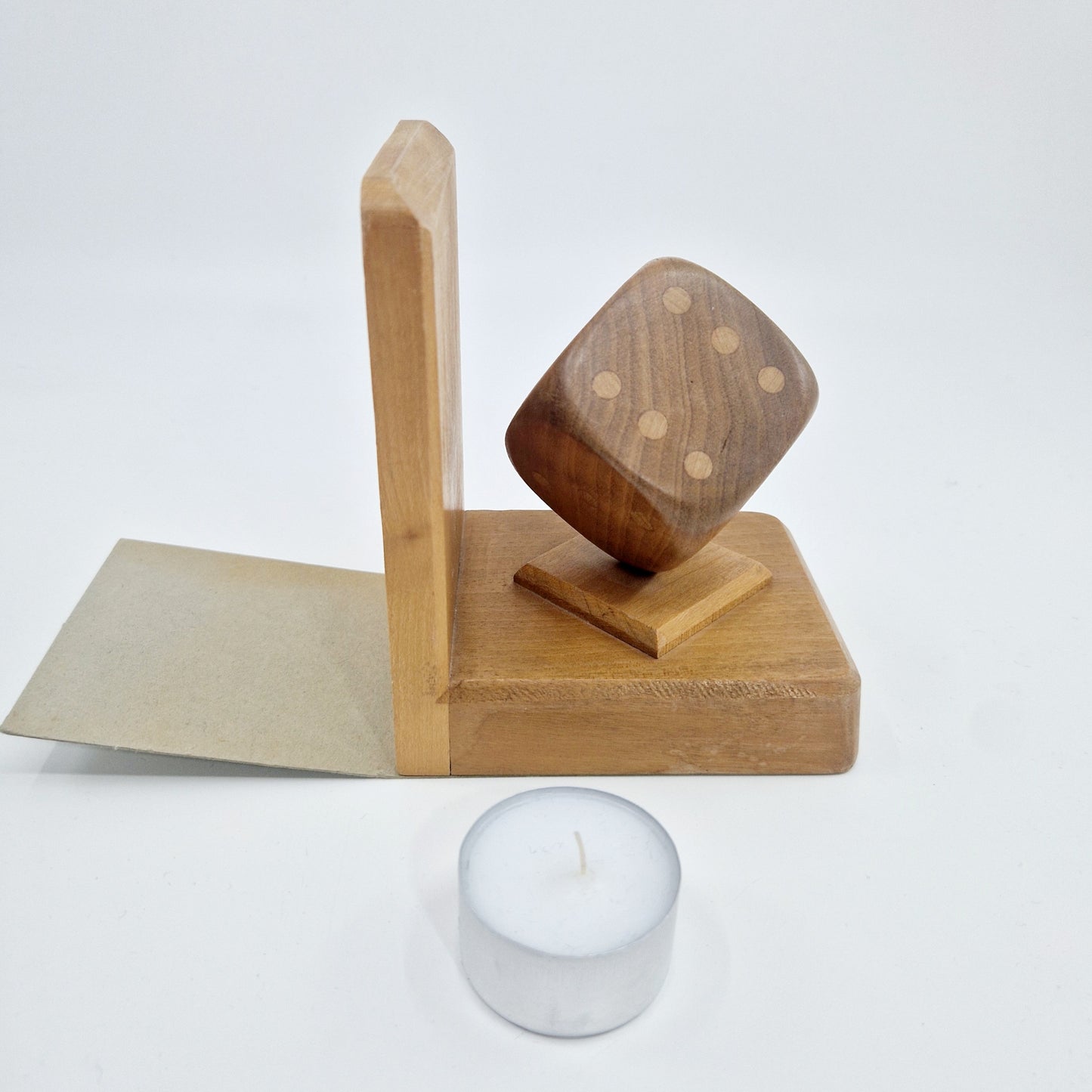 Einzigartige und nachhaltige Vintage Buchstützen, Würfel. Unique and sustainable vintage bookends, dies. Token of scale.