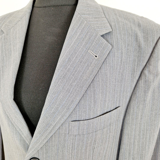 Einzigartiger und nachhaltiger Vintage Blazer in grau-weiss-blau, Nadelstreifen, von Tommy Hilfiger. Close-up.