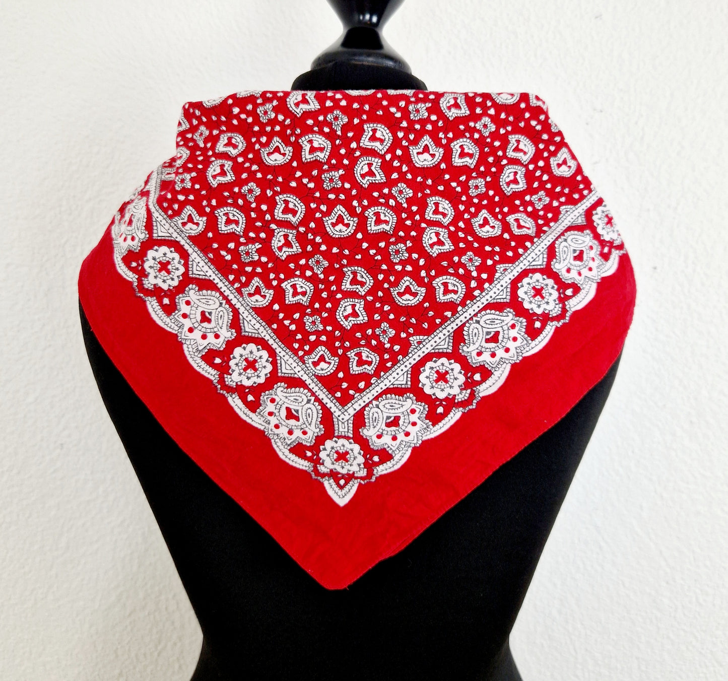 Einzigartiges und nachhaltiges Vintage Bandana in rot-weiss. Unique and sustainable vintage bandana in red-white. Back.