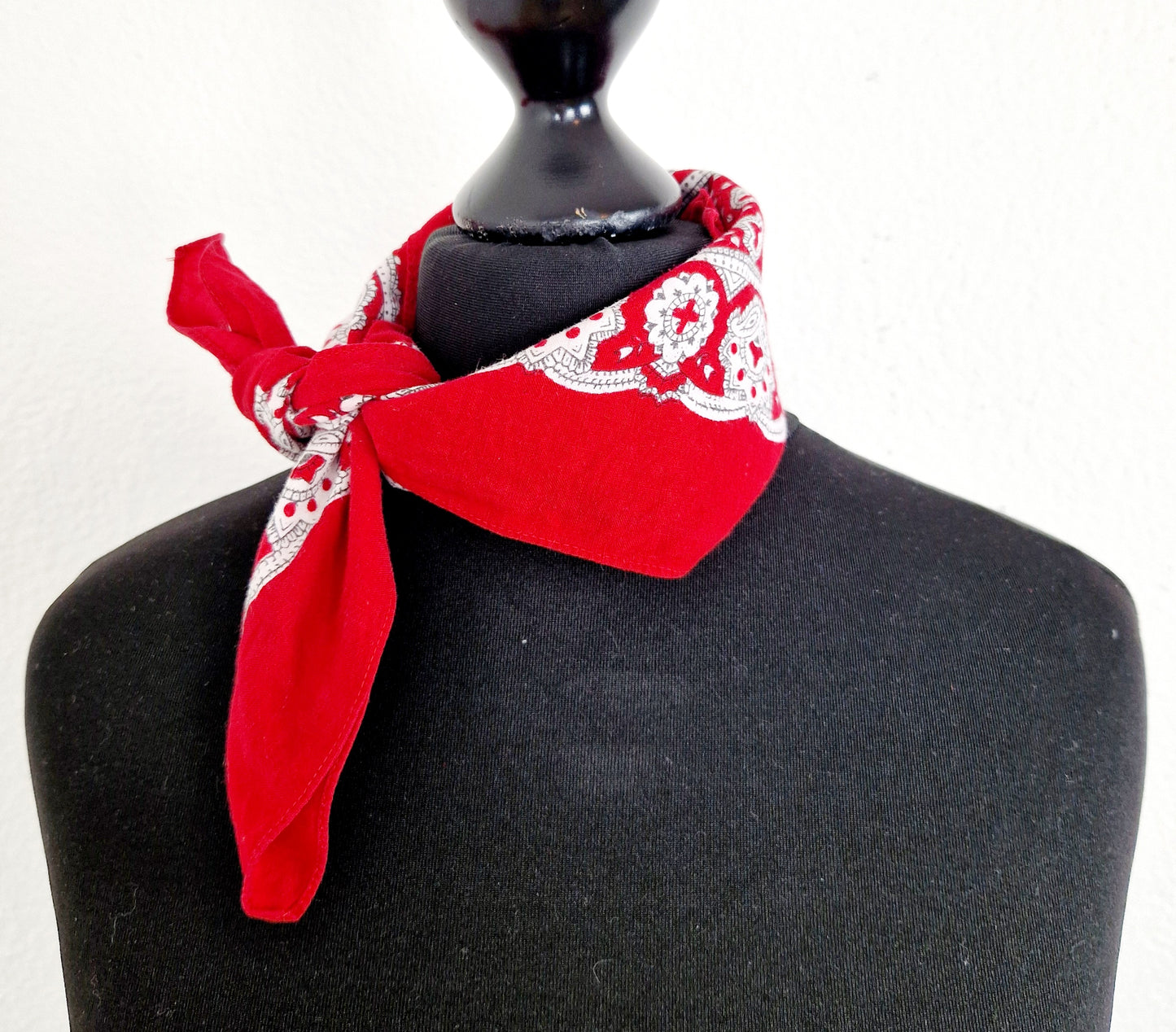 Einzigartiges und nachhaltiges Vintage Bandana in rot-weiss. Unique and sustainable vintage bandana in red-white. Front 3.