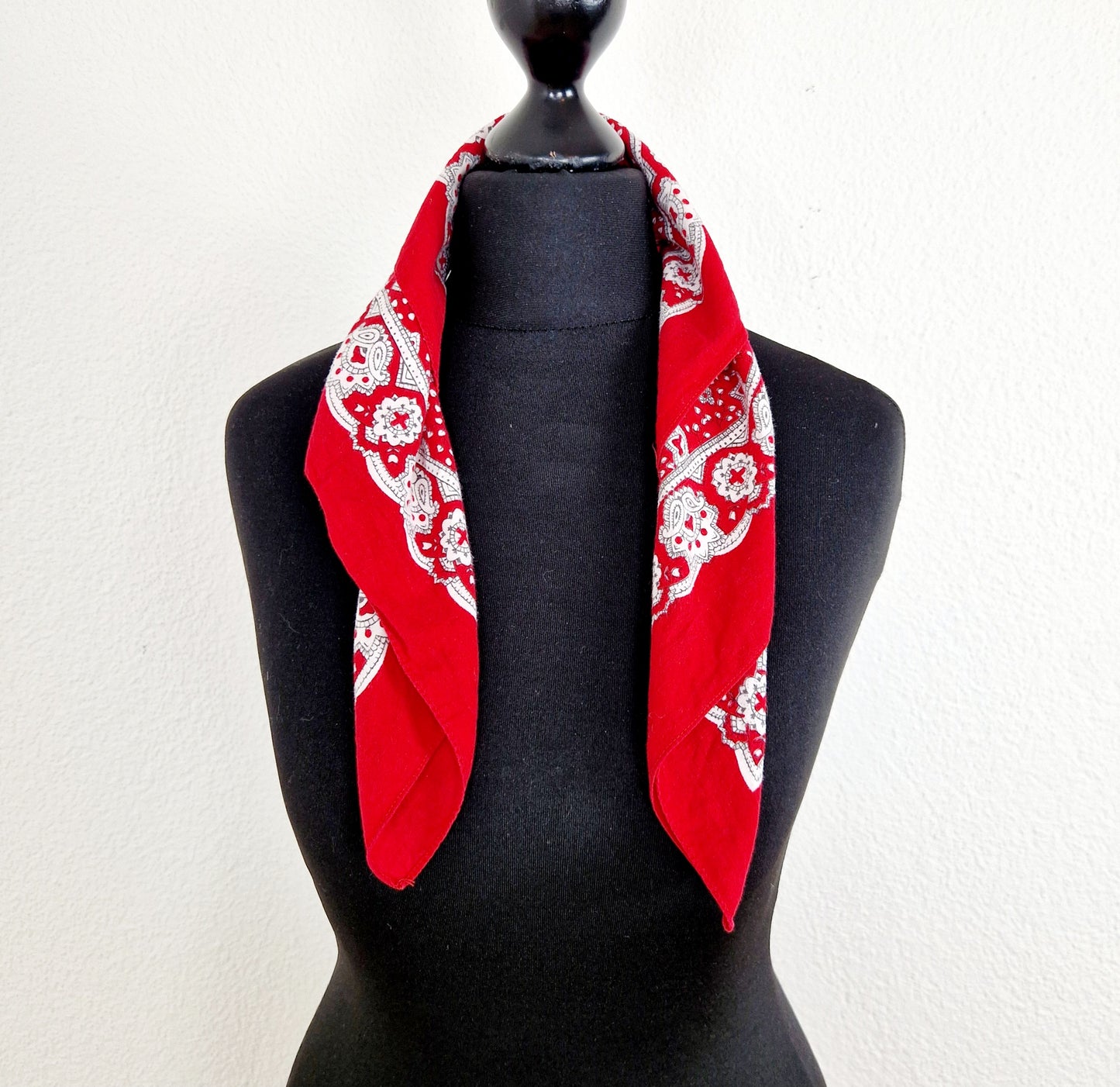 Einzigartiges und nachhaltiges Vintage Bandana in rot-weiss. Unique and sustainable vintage bandana in red-white. Front 2.