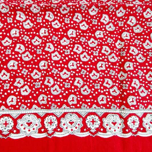 Einzigartiges und nachhaltiges Vintage Bandana in rot-weiss. Unique and sustainable vintage bandana in red-white. Close-up.