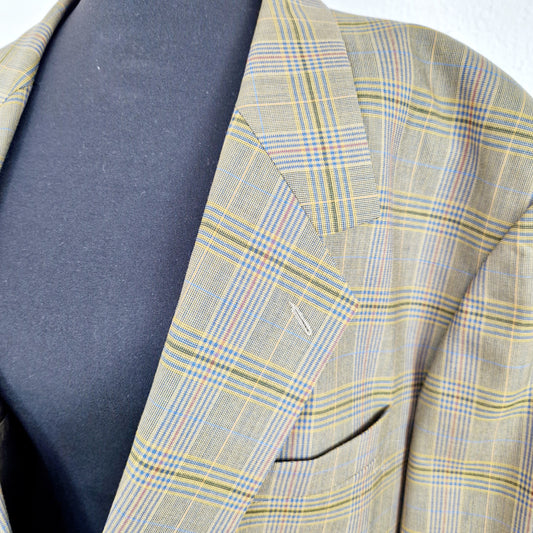 Einzigartiger und nachhaltiger, karierter Vintage Blazer in oliv-blau-rot. Close-up.