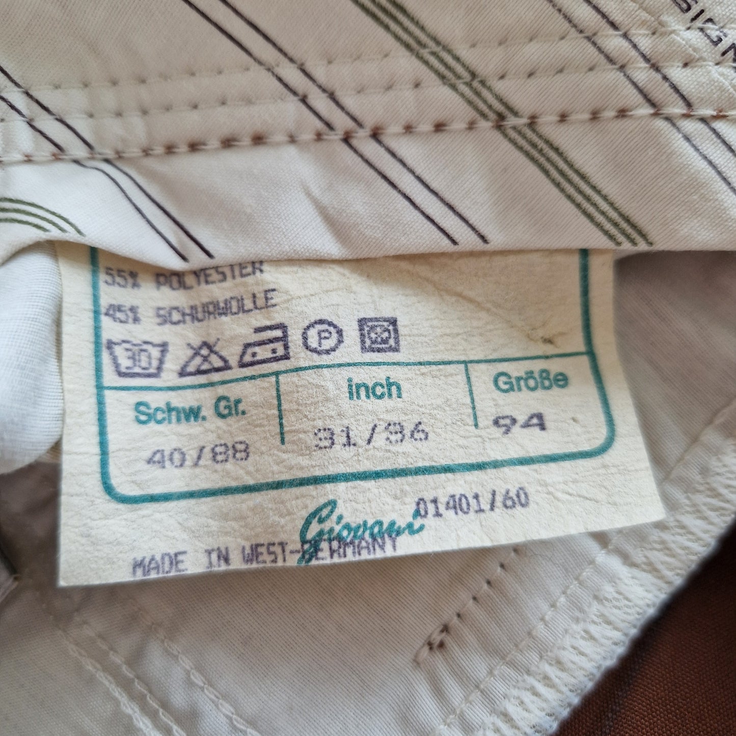 Einzigartige und nachhaltige Vintage Hose in Braun mit blauen Streifen. Unique and sustainable vintage trousers in brown with blue stripes. Tag.