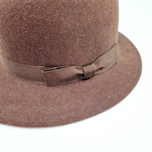 Einzigartiger und nachhaltiger Vintage Hut in braun. Unique and sustainable vintage hat in brown. Close-up.
