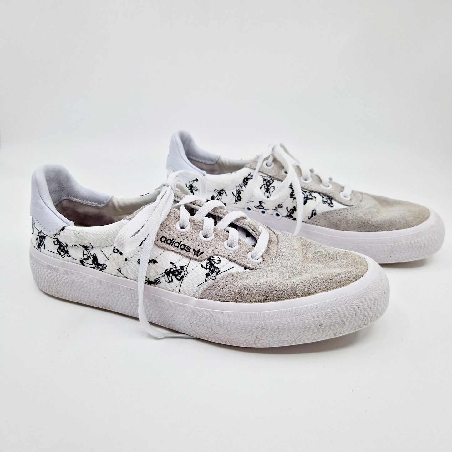 Einzigartiger und nachhaltiger Vintage Turnschuh, Goofy, von Adidas. Unique and sustainable vintage sneaker, goofy, from Adidas. Side.