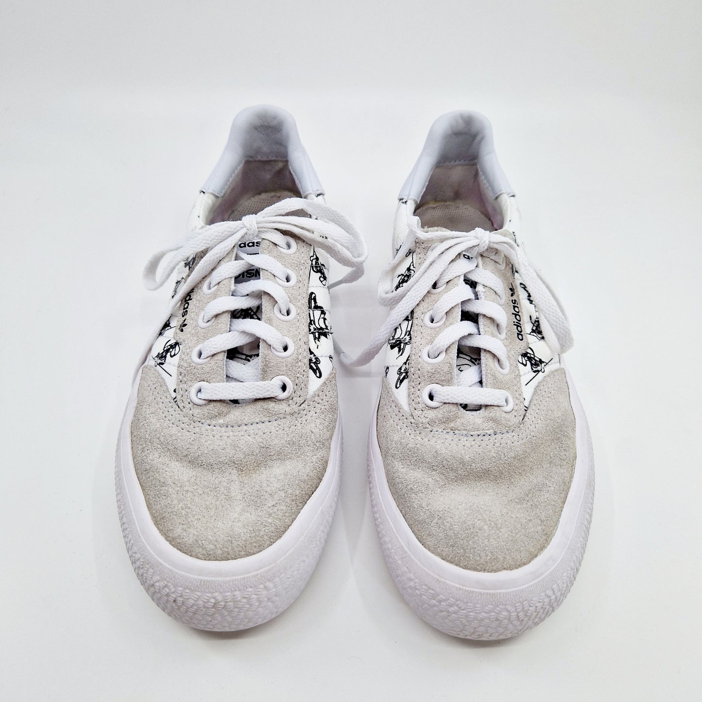 Einzigartiger und nachhaltiger Vintage Turnschuh, Goofy, von Adidas. Unique and sustainable vintage sneaker, goofy, from Adidas. Front.