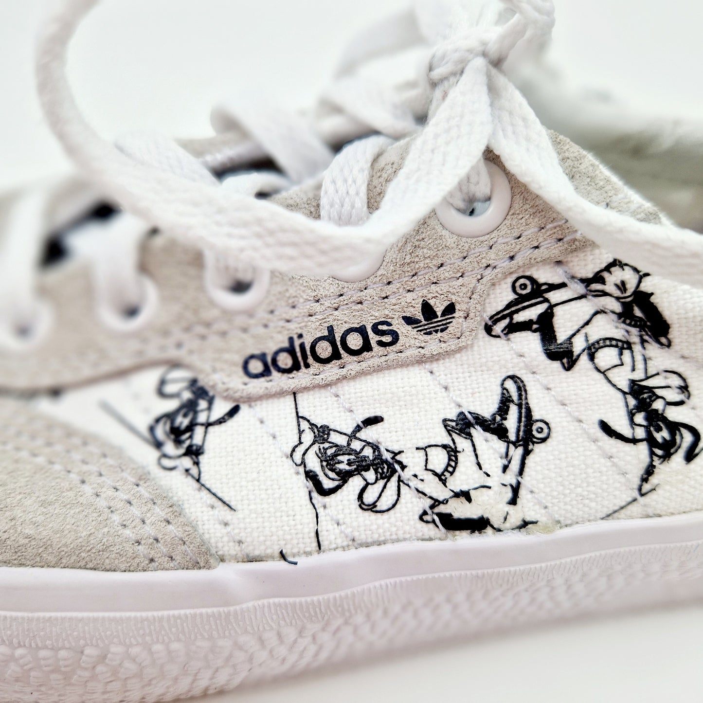 Einzigartiger und nachhaltiger Vintage Turnschuh, Goofy, von Adidas. Unique and sustainable vintage sneaker, goofy, from Adidas. Close-up.