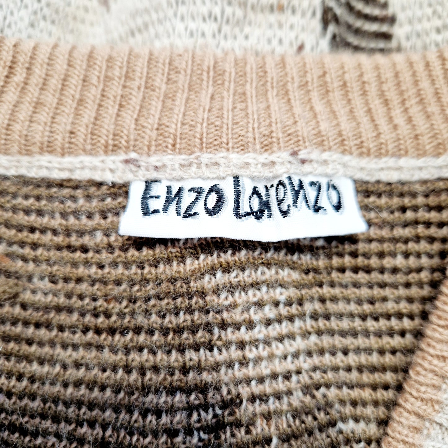 Einzigartiger und nachhaltiger Vintage Pullover in braun-hellbraun-beige, geometrisch. Unique and sustainable vintage pullover in brown-light brown-beige, geometric. Tag.