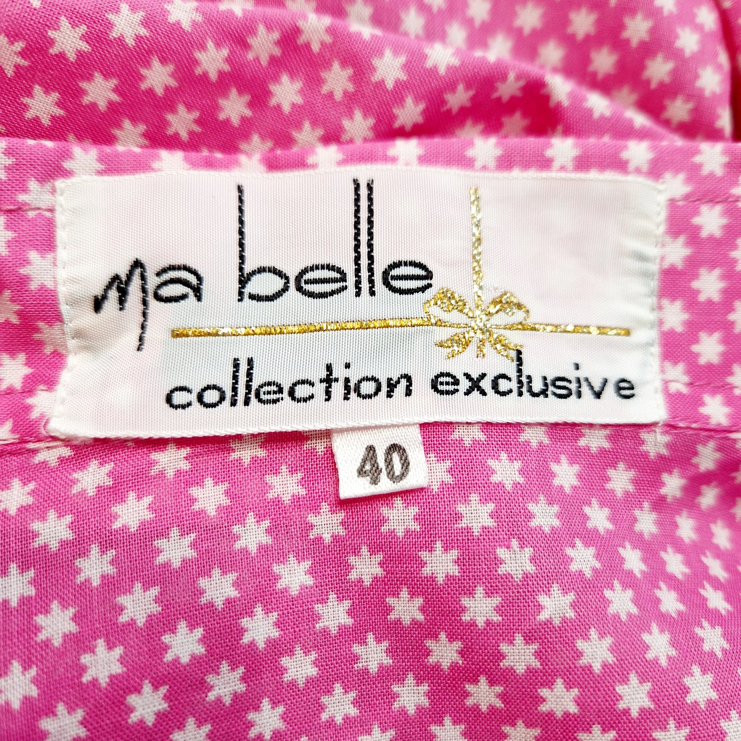 Einzigartige und nachhaltige Vintage Bluse in Pink mit Sternen. Unique and sustainable vintage blouse in pink with stars. Tag.