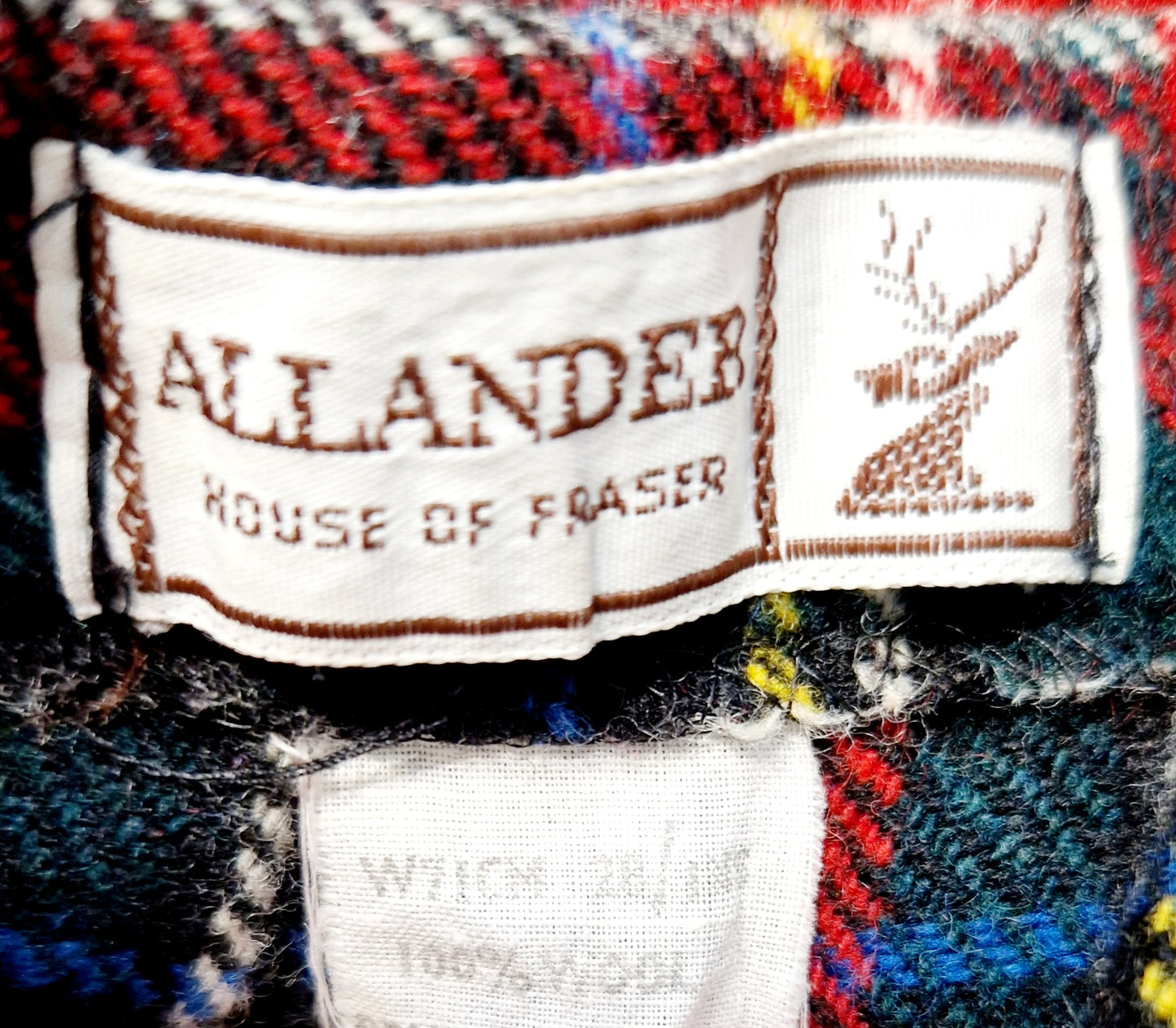 Einzigartiger und nachhaltiger Vintage Wickelrock in rot-schwarz-blau, kariert. Unique and sustainable vintage wrap skirt in red-black-blue, checked. Tag.