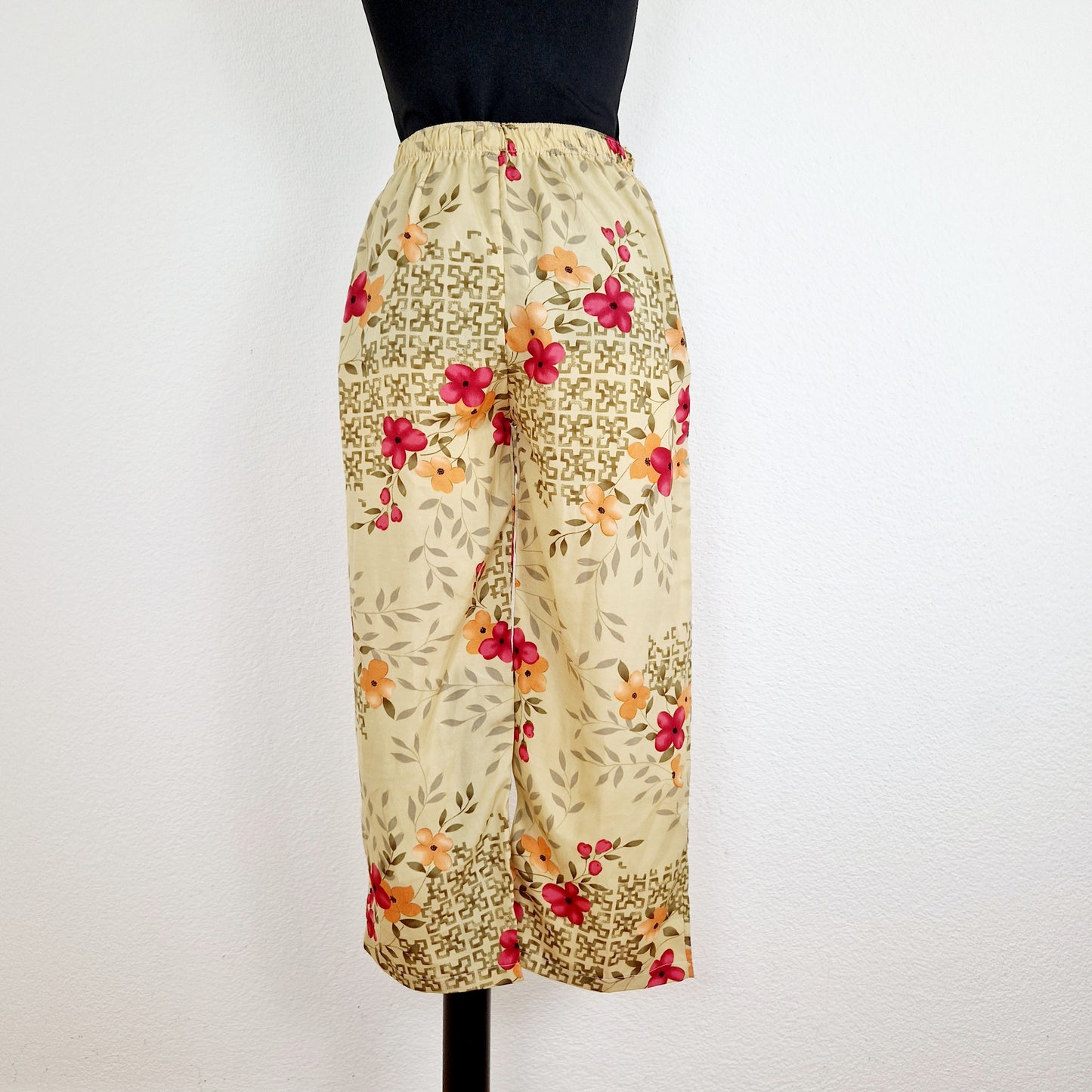 Einzigartige und nachhaltige Vintage Hose in beige-oliv-rot mit Blumen. Unique and sustainable vintage pants in beige-olive-red with flowers. Back.