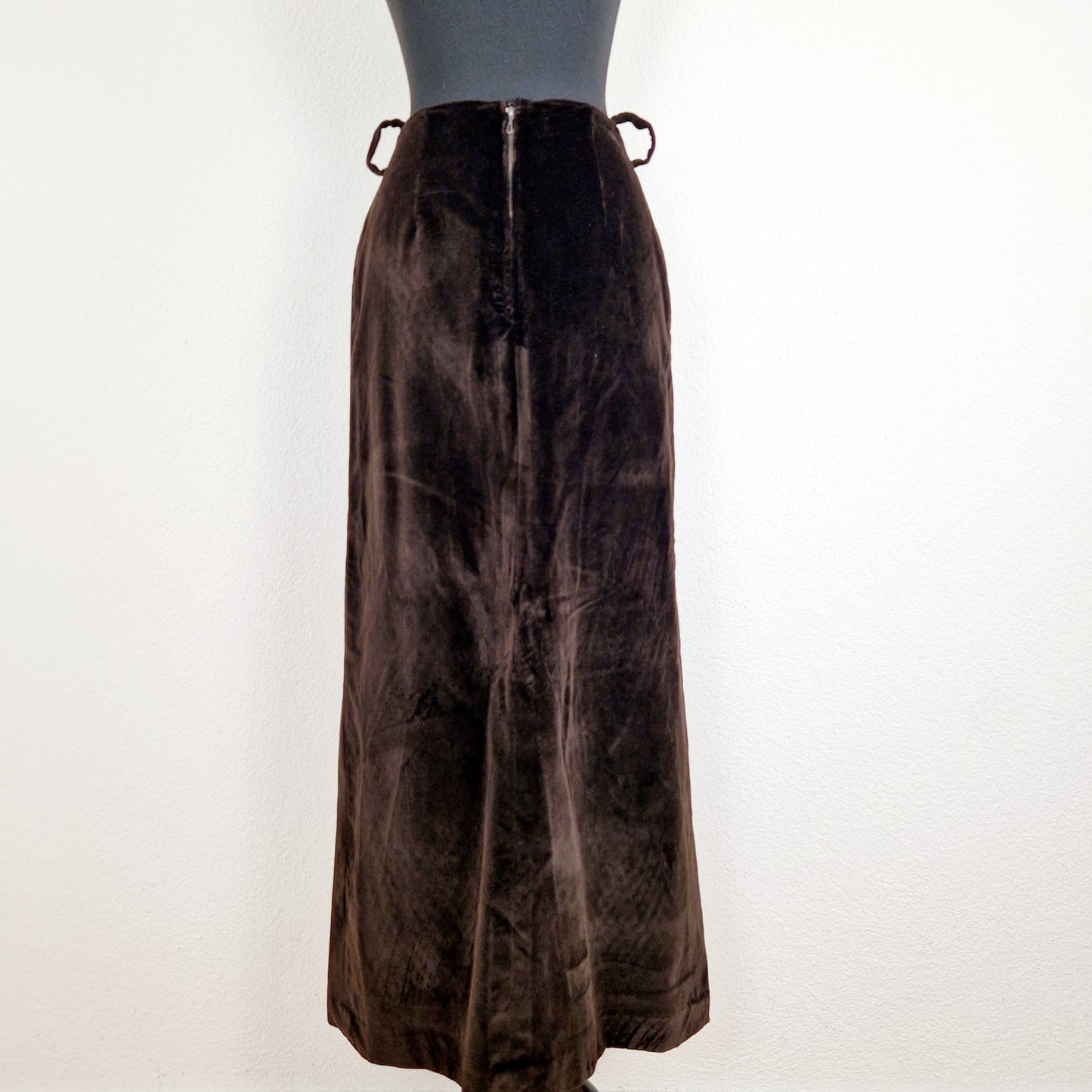 Einzigartiger und nachhaltiger Vintage Rock in braun, Samt. Unique and sustainable vintage skirt in brown, velvet. Back.