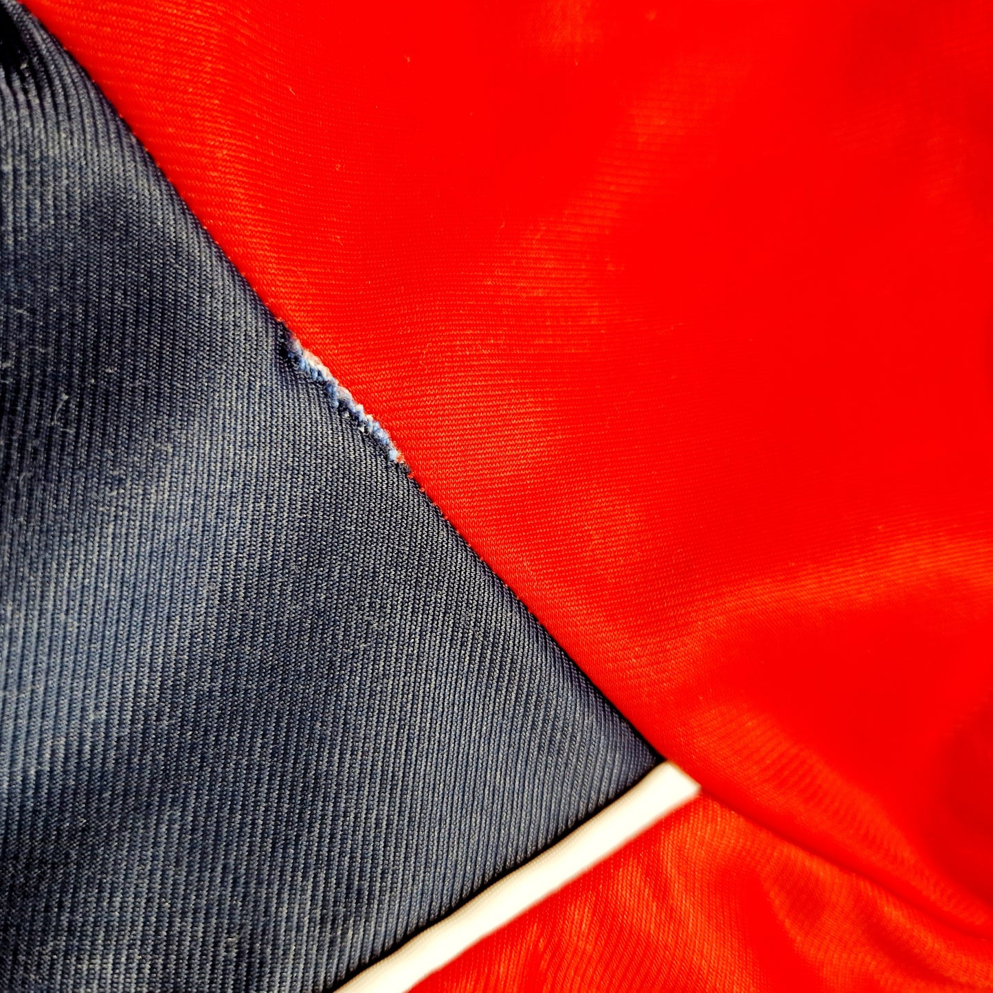 Einzigartige und nachhaltige Vintage Trainerjacke in rot-dunkelblau. Unique and sustainable vintage track jacket in red-dark blue. Flaw.