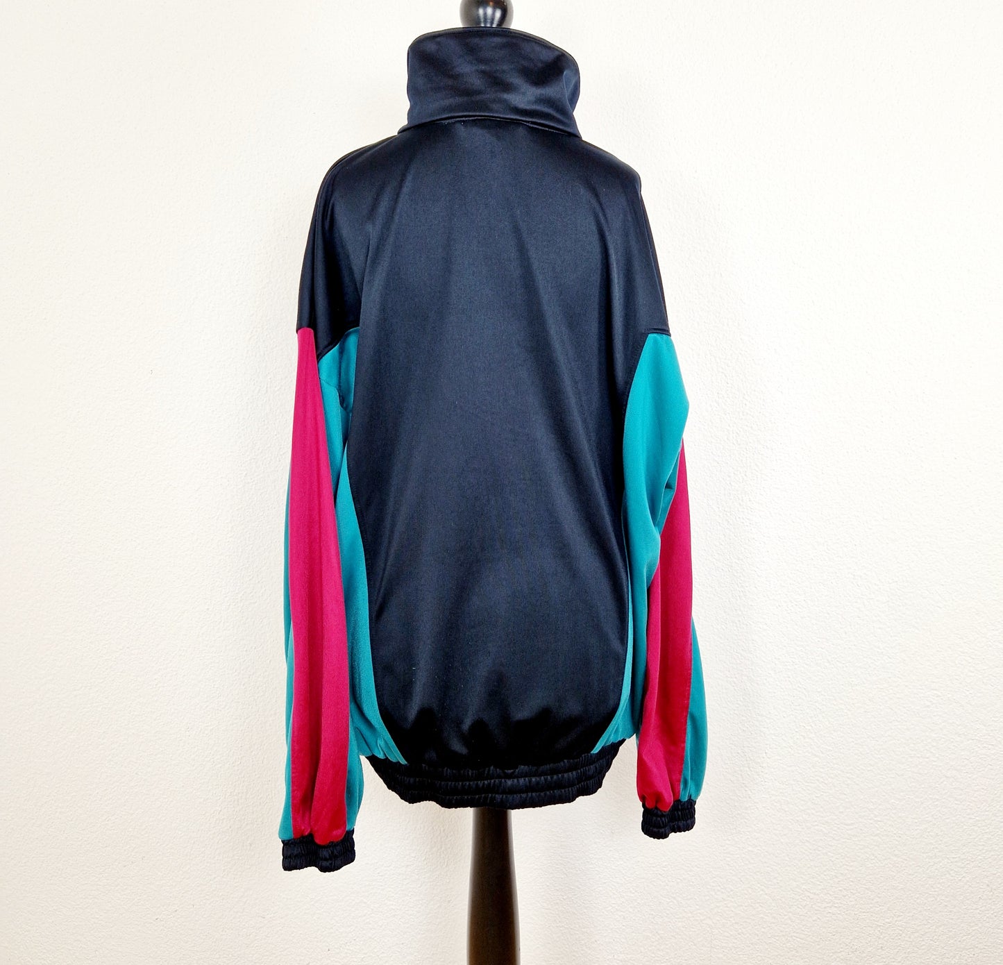 Einzigartige und nachhaltige Vintage Trainerjacke in schwarz-rot-grün. Unique and sustainable vintage track jacket in black-red-green. Back.