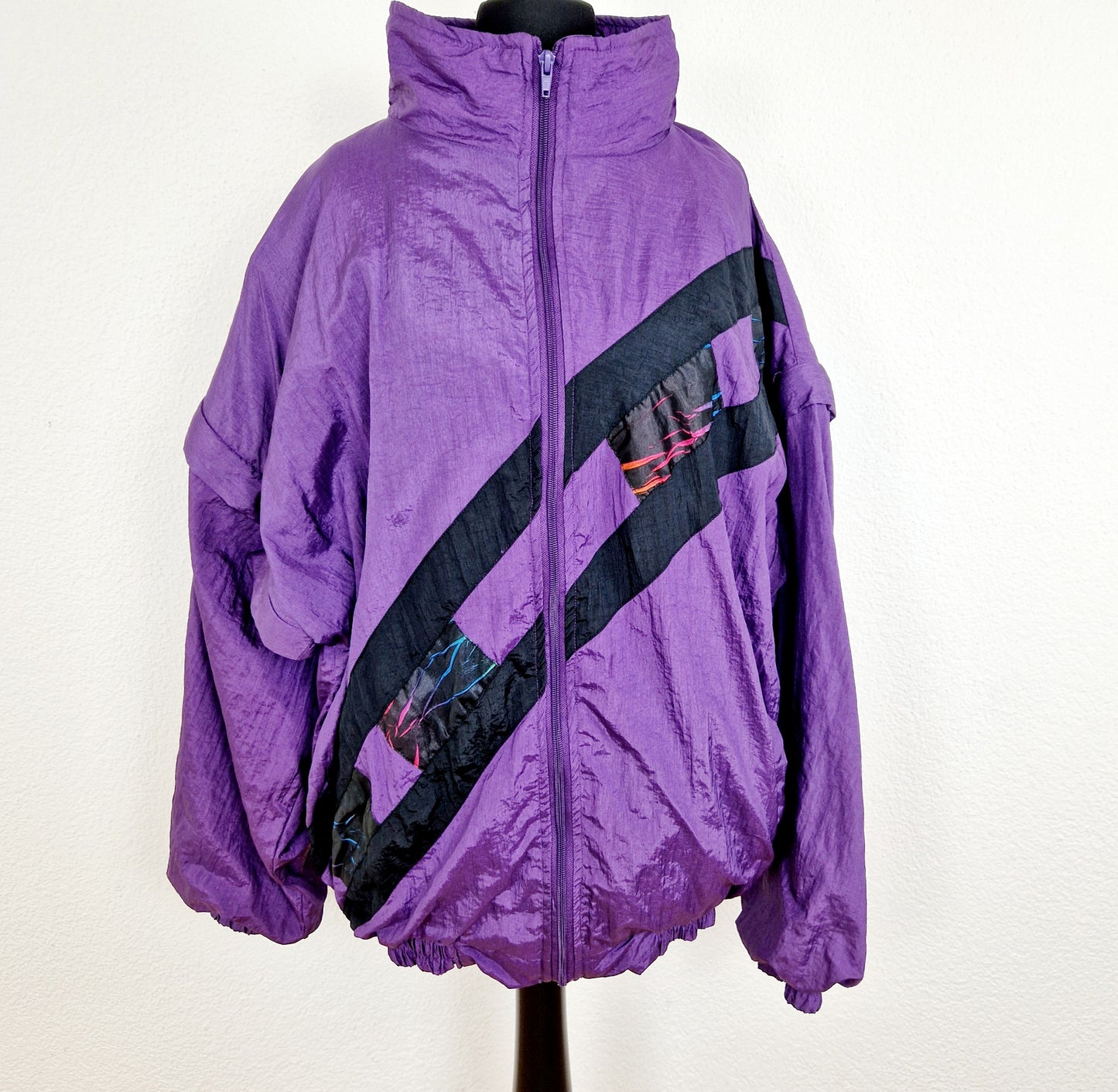 Einzigartige und nachhaltige Vintage Trainerjacke in violett. Unique and sustainable vintage track jacket in purple. Front.