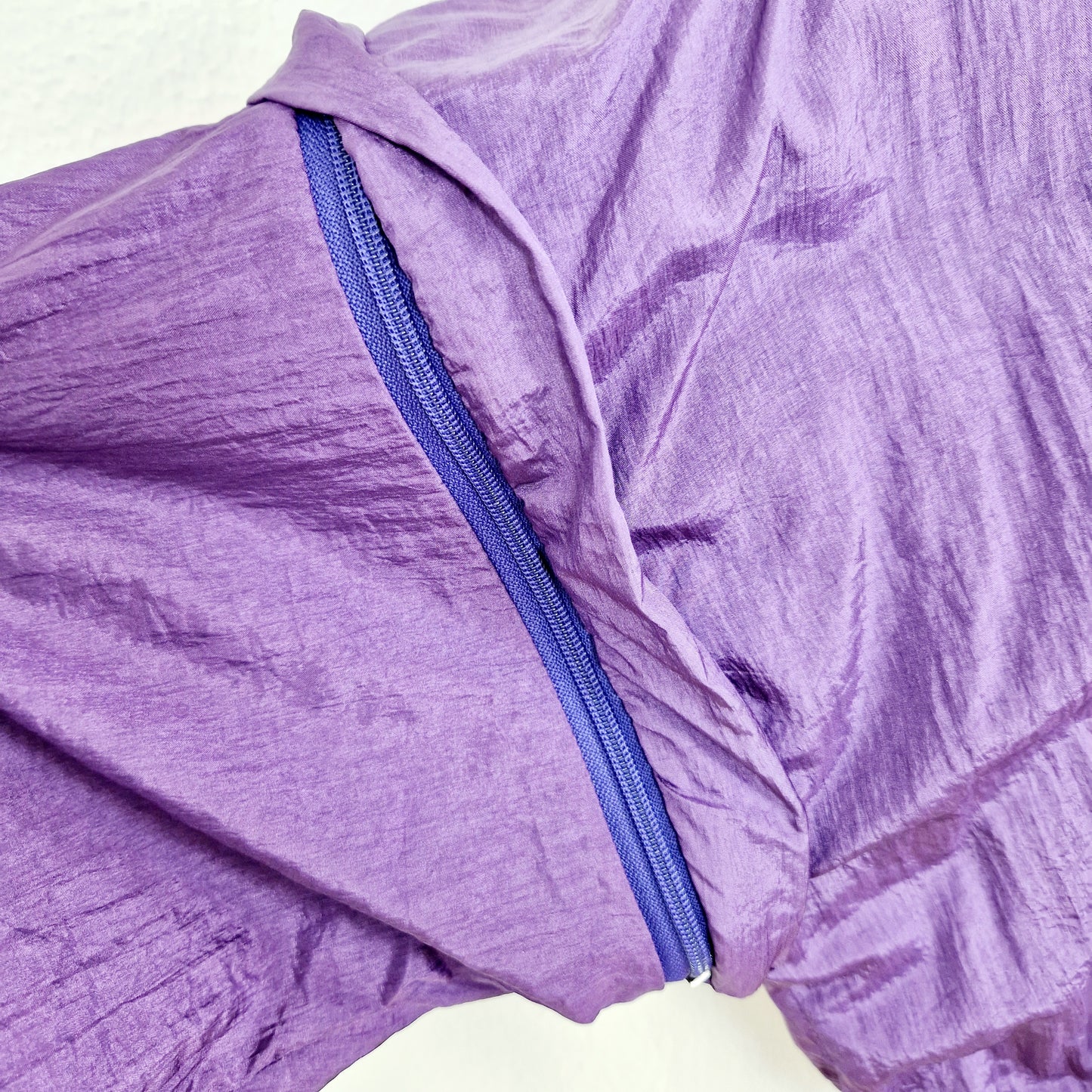 Einzigartige und nachhaltige Vintage Trainerjacke in violett. Unique and sustainable vintage track jacket in purple. Sleeve.