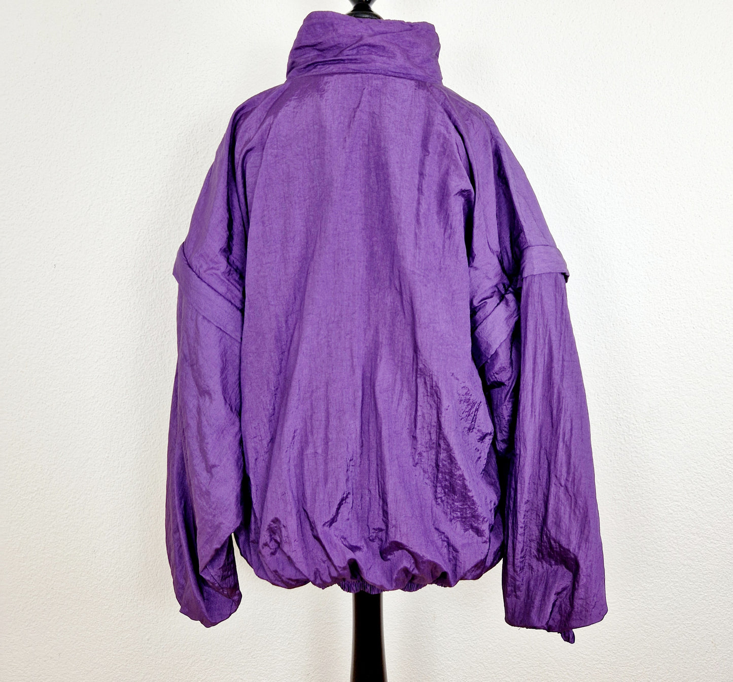 Einzigartige und nachhaltige Vintage Trainerjacke in violett. Unique and sustainable vintage track jacket in purple. Back.