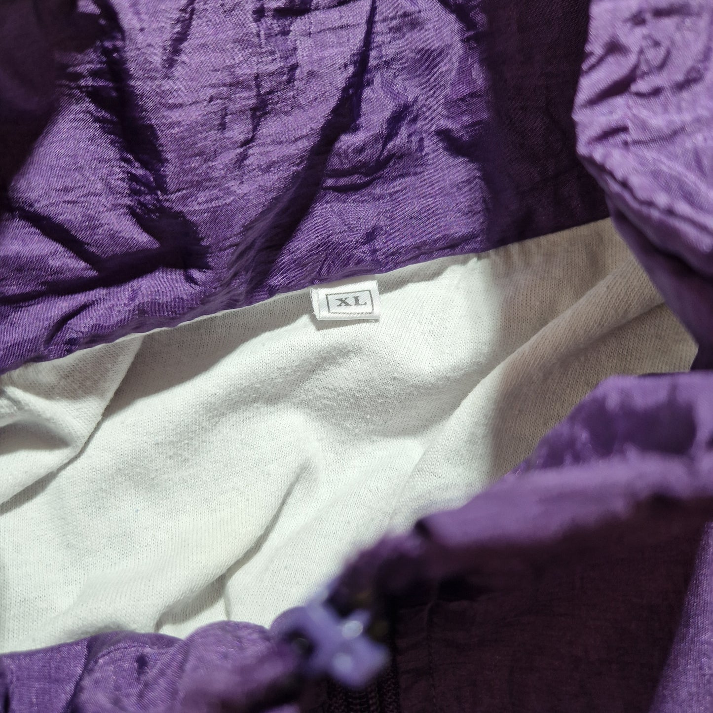 Einzigartige und nachhaltige Vintage Trainerjacke in violett. Unique and sustainable vintage track jacket in purple. Inside.