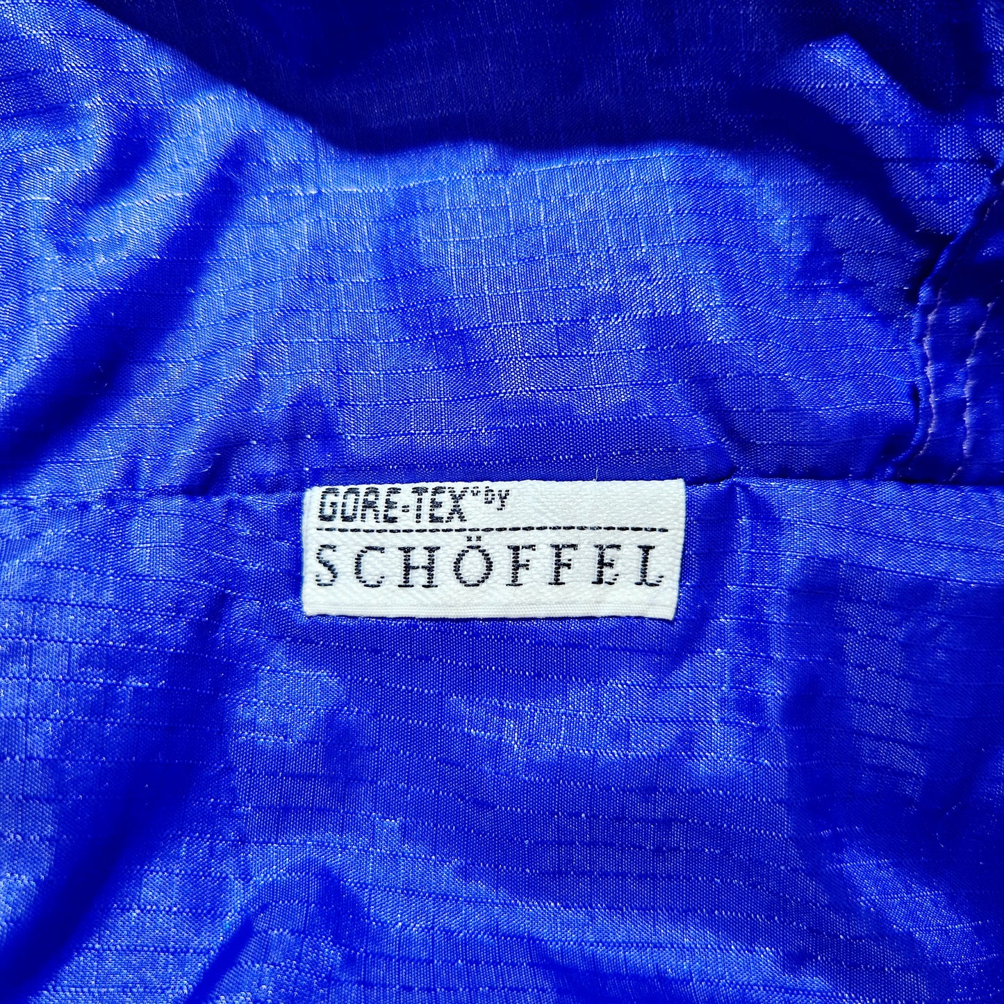 Einzigartige und nachhaltige Vintage Jacke in violett von Schöffel. Unique and sustainable vintage jacket in purple from Schöffel. Tag.