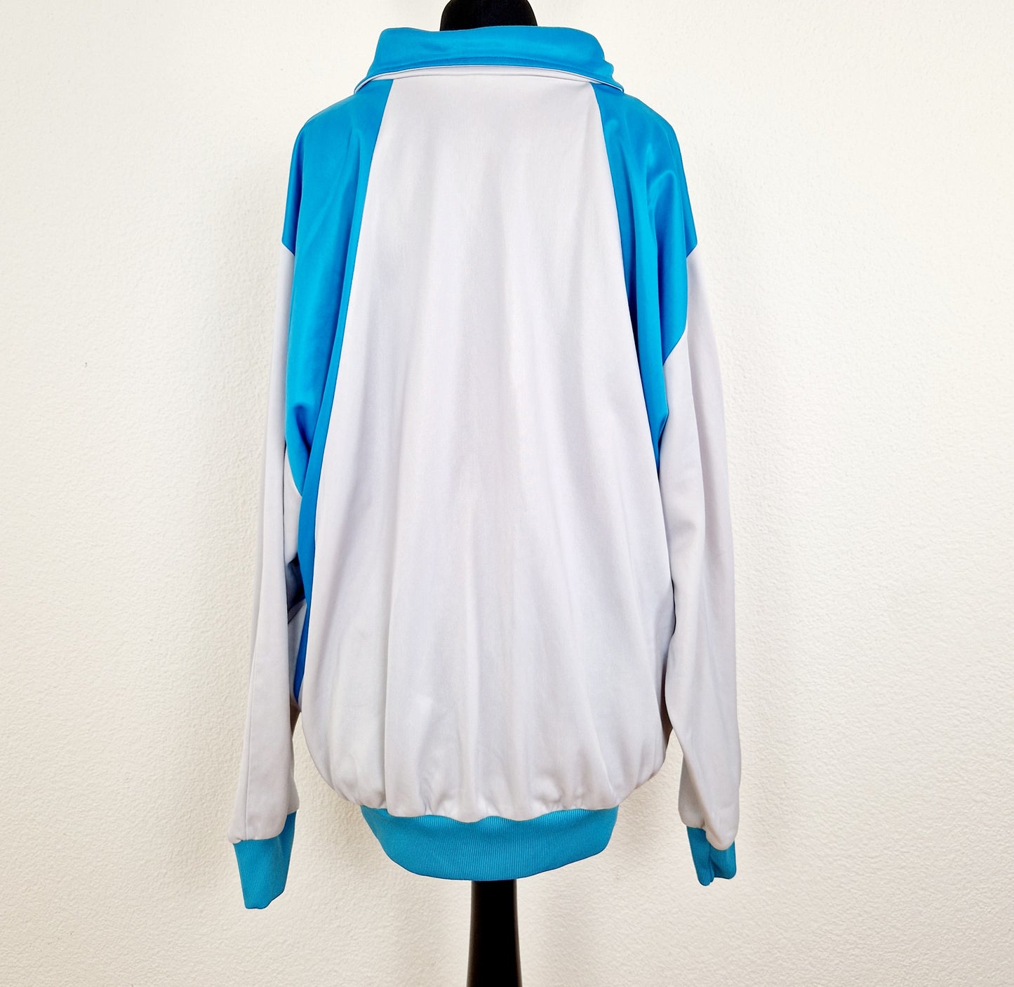 Einzigartige und nachhaltige Vintage Trainerjacke in hellgrau-türkis. Unique and sustainable vintage track jacket in light grey-turquois. Back.