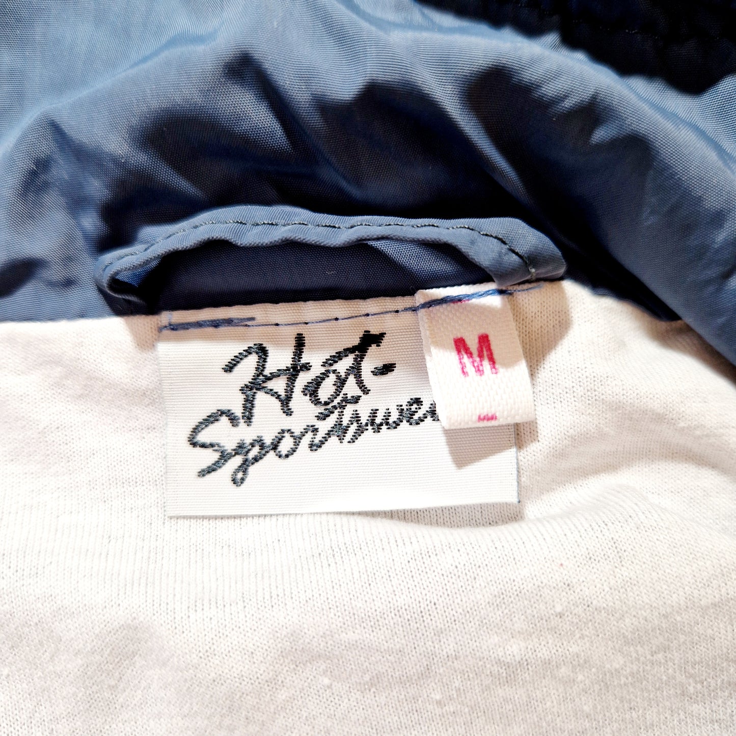 Einzigartige und nachhaltige Vintage Jacke in dunkelgrau-blau-fuchsia. Unique and sustainable vintage jacket in dark grey-blue-fuchsia. Tag.