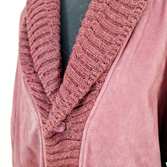 Einzigartige und nachhaltige Vintage Lederjacke in bordeaux mit Strick. Unique and sustainable vintage leather jacket in bordeaux with knit. Close-up.